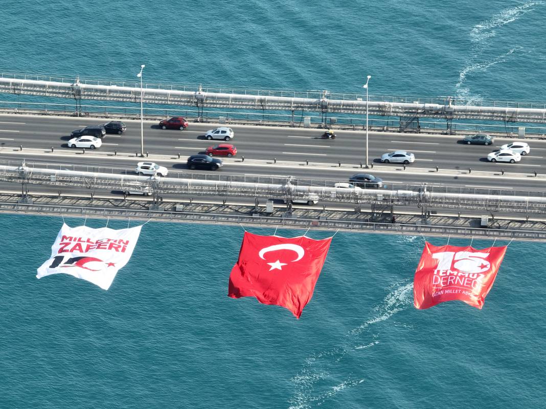 İstanbul'daki köprülere Türk bayrağı asıldı 4